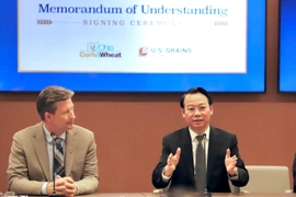 Bộ trưởng Đỗ Đức Duy trao đổi với các doanh nghiệp nông nghiệp bang Ohio về định hướng, quy chuẩn nhập khẩu nông sản từ Hoa Kỳ vào Việt Nam. (Ảnh: Đoàn đàm phán)