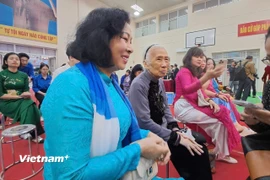 Cụ Ngô Diệu Mỵ (áo nâu đen chính giữa), 90 tuổi, 55 tuổi Đảng, trú tại số 33 phố Thái Phiên, phường Hai Bà Trưng.