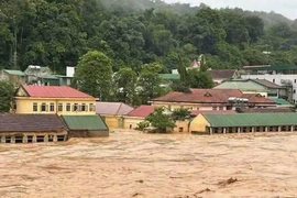 Nhiều cơ quan, nhà dân ở xã Mường Xén, Nghệ An bị ngập nặng. (Ảnh: TTXVN phát)