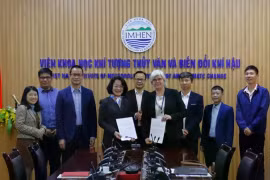 Đại diện lãnh đạo Viện trưởng Viện Khoa học Khí tượng thủy văn và Biến đổi khí hậu cùng đại diện Tổ chức Nghiên cứu công nghệ vùng Flanders trao đổi Biên bản ghi nhớ hợp tác. (Ảnh: Trung Nguyên).