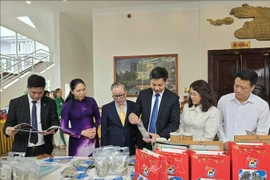 Ông Nguyễn Văn Công, Phó Chủ tịch Ủy ban Nhân dân tỉnh Quảng Ninh (thứ 3 từ phải sang) tham quan các gian trưng bày sản phẩm. (Ảnh: Thanh Vân/TTXVN)