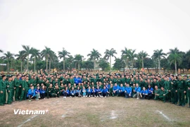 Các đoàn viên, thanh niên TTXVN và Trung đoàn bộ binh 24 cùng chụp ảnh lưu niệm. (Ảnh: Hoài Nam/Vietnam+)