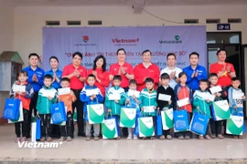 Báo điện tử VietnamPlus phối hợp với Văn phòng Ngân hàng Thương mại cổ phần Ngoại thương Việt Nam (Vietcombank) trao tặng Tủ sách Đinh Hữu Dư và trang thiết bị dạy - học cho giáo viên và học sinh điểm trường Đồn Đèn thuộc Trường Tiểu học Khang Ninh, xã Ba Bể, tỉnh Thái Nguyên. (Ảnh: PV/Vietnam+)