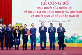 Phó Thủ tướng Trần Hồng Hà trao các Quyết định bổ nhiệm cho Bộ trưởng Bộ Nông nghiệp và Môi trường Đỗ Đức Duy và các thứ trưởng. (Ảnh: CTV/Vietnam+)