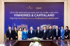 Lễ ký kết Biên bản ghi nhớ có sự hiện diện của ông Jonathan Yap - Tổng Giám đốc CLD (giữa), ông Phạm Nhật Vượng - Chủ tịch Tập đoàn Vingroup (thứ năm từ trái sang), cùng các lãnh đạo hai bên.