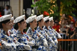 Trang phục của khối nữ Sĩ quan Quân y tại A80 có sự thay đổi sang màu trắng pha xanh dương, đi kèm mũ trắng. (Ảnh/Minh Sơn/Vietnam+)