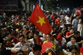 Người dân vui mừng khi cuộc Tổng hợp luyện lần 2 chính thức diễn ra. (Ảnh: Minh Sơn/Vietnam+)