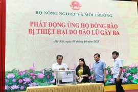 Quyền Bộ trưởng Bộ Nông nghiệp và Môi trường Trần Đức Thắng ủng hộ đồng bào bị thiệt hại do bão lũ. (Ảnh: BNNMT)