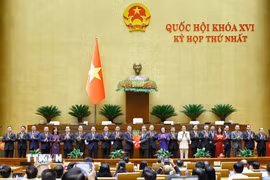 Chủ tịch Quốc hội Trần Thanh Mẫn tặng hoa chúc mừng Thủ tướng, Phó Thủ tướng Chính phủ, Bộ trưởng và thành viên khác của Chính phủ nhiệm kỳ 2026 - 2031. (Ảnh: Doãn Tấn/TTXVN)