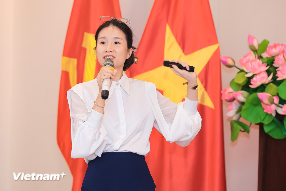 Nhà báo Thi Uyên, Báo Nhân dân, đã có những chia sẻ về tiếp cận Gen Z qua những ấn phẩm đã đạt được tiếng vang lớn như Phụ san chiến thắng Điện Biên Phủ. (Ảnh: PV/Vietnam+)