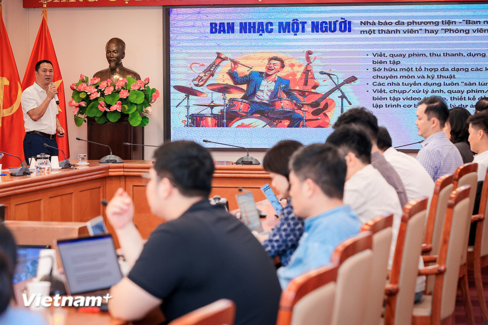 Thay đổi về cách kể chuyện trên báo chí để lôi kéo sự tham gia của giới trẻ thông qua điện thoại di động, máy tính bảng và các thiết bị điện tử khác. (Ảnh: PV/Vietnam+)