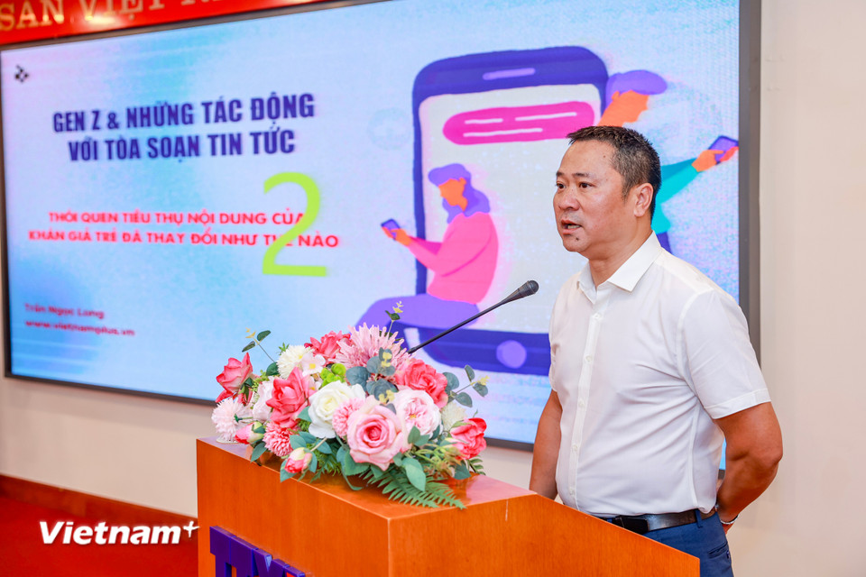 Nhà báo Trần Ngọc Long, Trưởng phòng Truyền thông đa phương tiện Báo Điện tử VietnamPlus chia sẻ với chủ đề "Gen Z và những tác động với tòa soạn tin tức." (Ảnh: PV/Vietnam+)