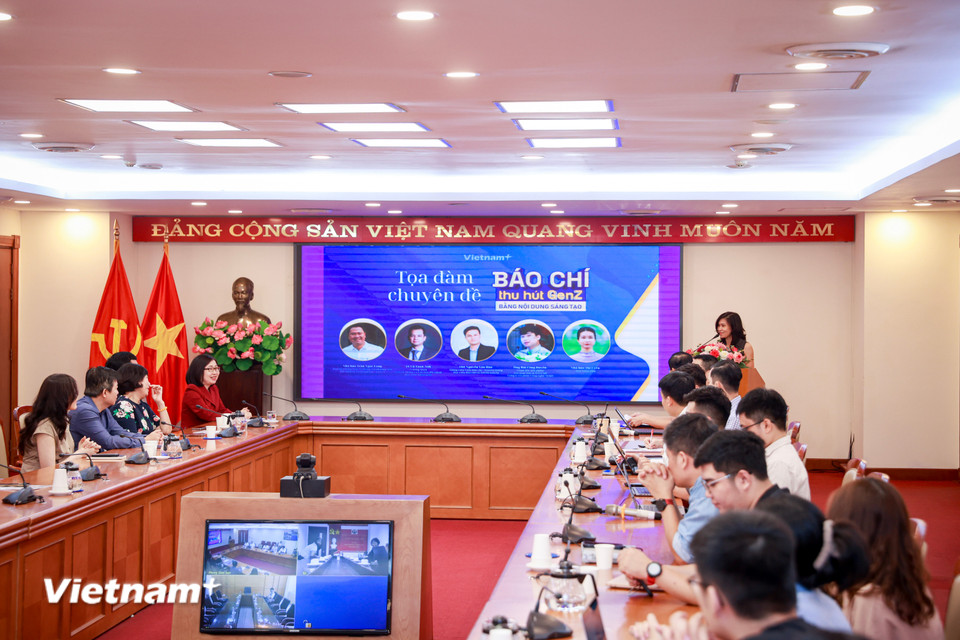 Ngày 17/6/2025, Báo Điện tử VietnamPlus (TTXVN) tổ chức tọa đàm chuyên đề “Báo chí thu hút Gen Z bằng nội dung sáng tạo.” Sự kiện có sự tham gia của nhiều chuyên gia trong lĩnh vực đào tạo báo chí, chuyên gia công nghệ, lãnh đạo cơ quan báo chí, một số nhà báo, phóng viên nhiều kinh nghiệm “thực chiến.” (Ảnh: PV/Vietnam+)