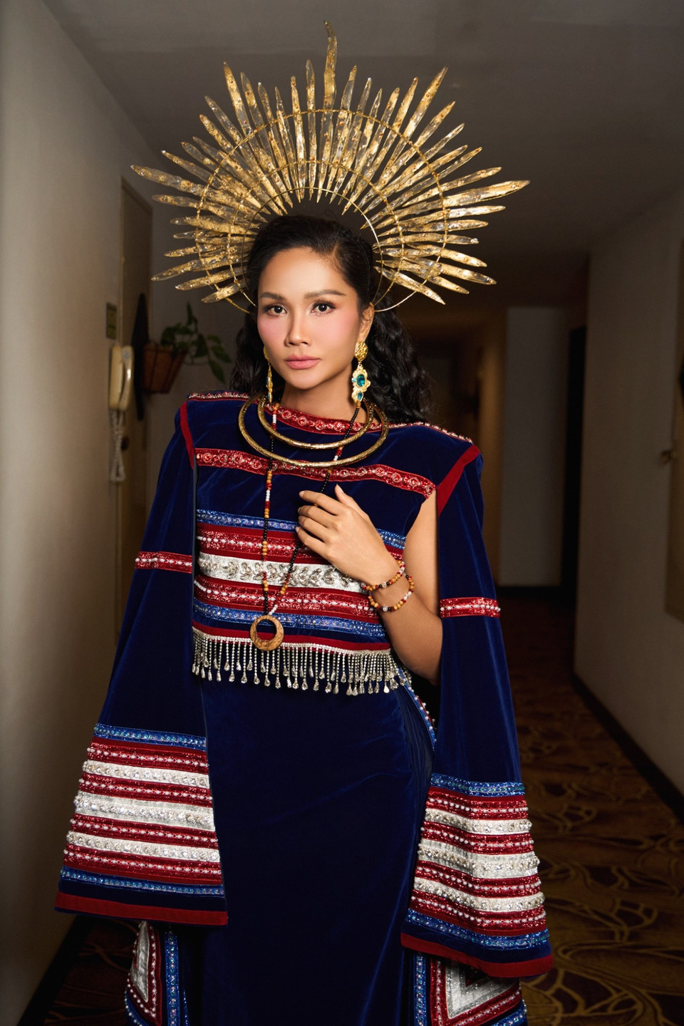 Tùy tính chất của hoạt động, trang phục vải thổ cẩm có khi là đầm váy, có khi là áo khoác thể thao năng động. H’Hen Niê bật mí lễ hội nhận được sự quan tâm của du khách trong và ngoài nước nên cô mong muốn thông qua trang phục xuất hiện để quảng bá vẻ đẹp quê hương. (Ảnh: CTV/Vietnam+)