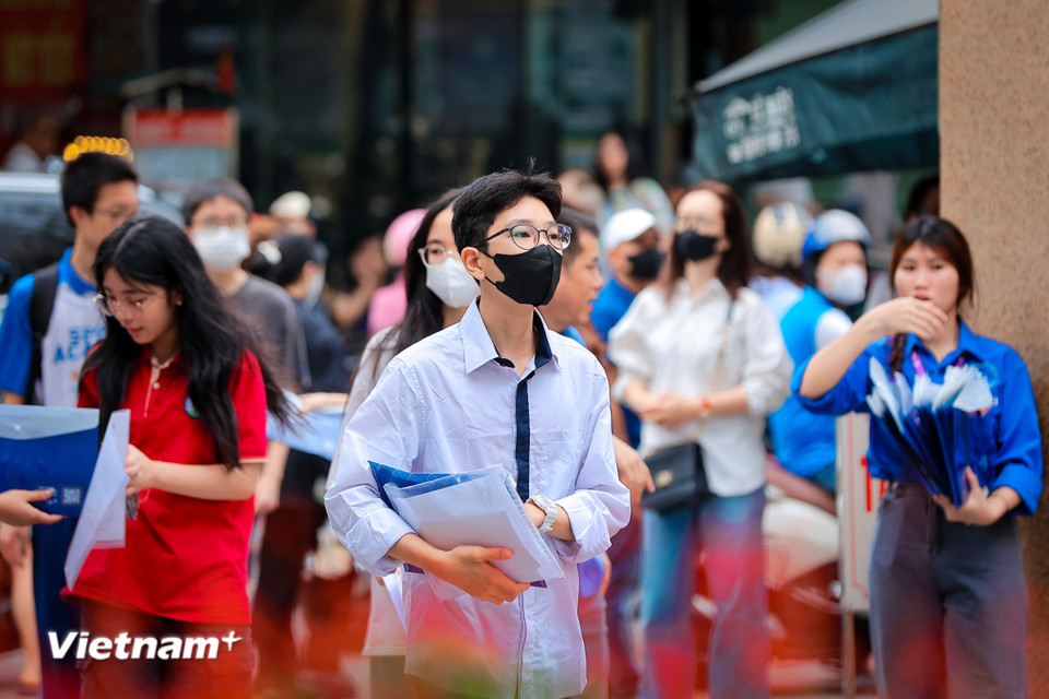 Tại điểm thi trường Trung học cơ sở Dịch Vọng Hậu (Cầu Giấy, Hà Nội) các thí sinh có mặt tại điểm thi từ khoảng 8 giờ. (Ảnh: Hoài Nam/Vietnam+)