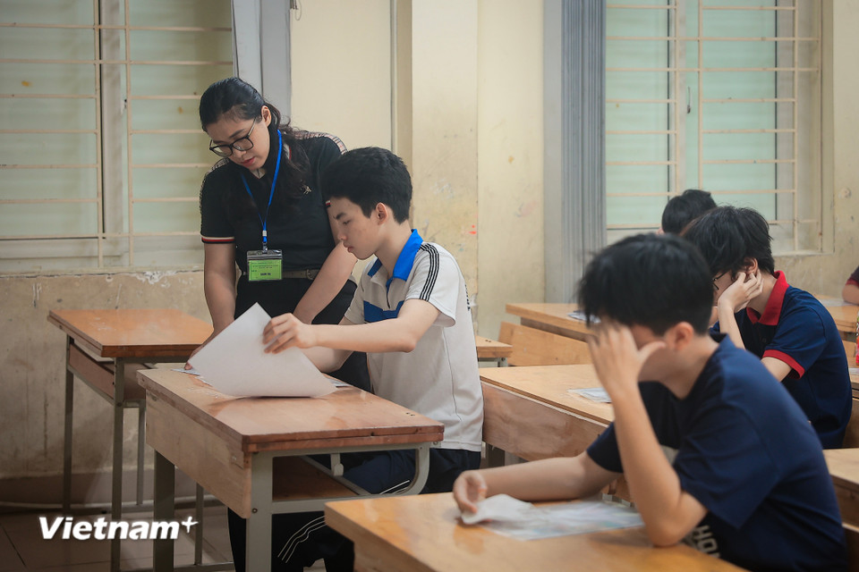 Sáng mai 7/6, các thí sinh sẽ bắt đầu kỳ thi với môn thi đầu tiên là Ngữ Văn, thời gian làm bài 120 phút. (Ảnh: Hoài Nam/Vietnam+)