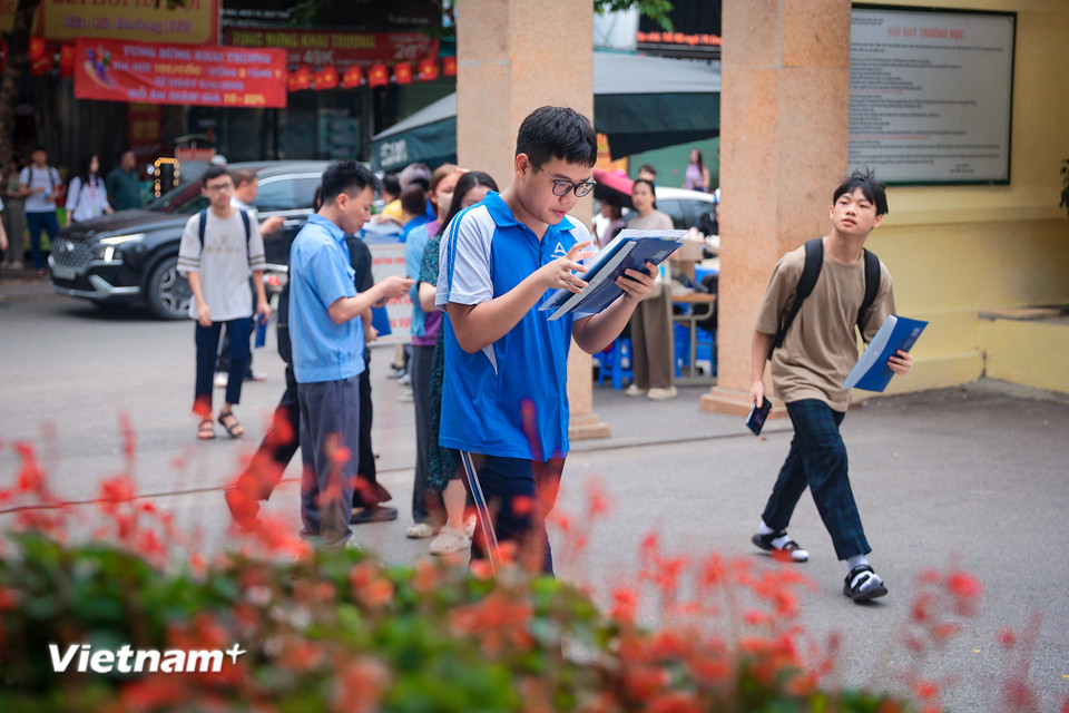 Sáng nay 6/6, hơn 103.000 thí sinh Hà Nội làm thủ tục dự thi vào lớp 10 công lập. (Ảnh: Hoài Nam/Vietnam+)