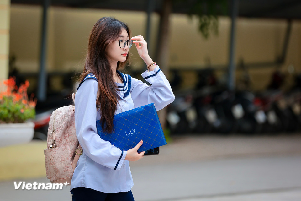 9 giờ sáng, các thí sinh nhận phòng thi, nghe phổ biến quy chế thi và kiểm tra thông tin để kịp sửa đổi nếu có sai sót. (Ảnh: Hoài Nam/Vietnam+)