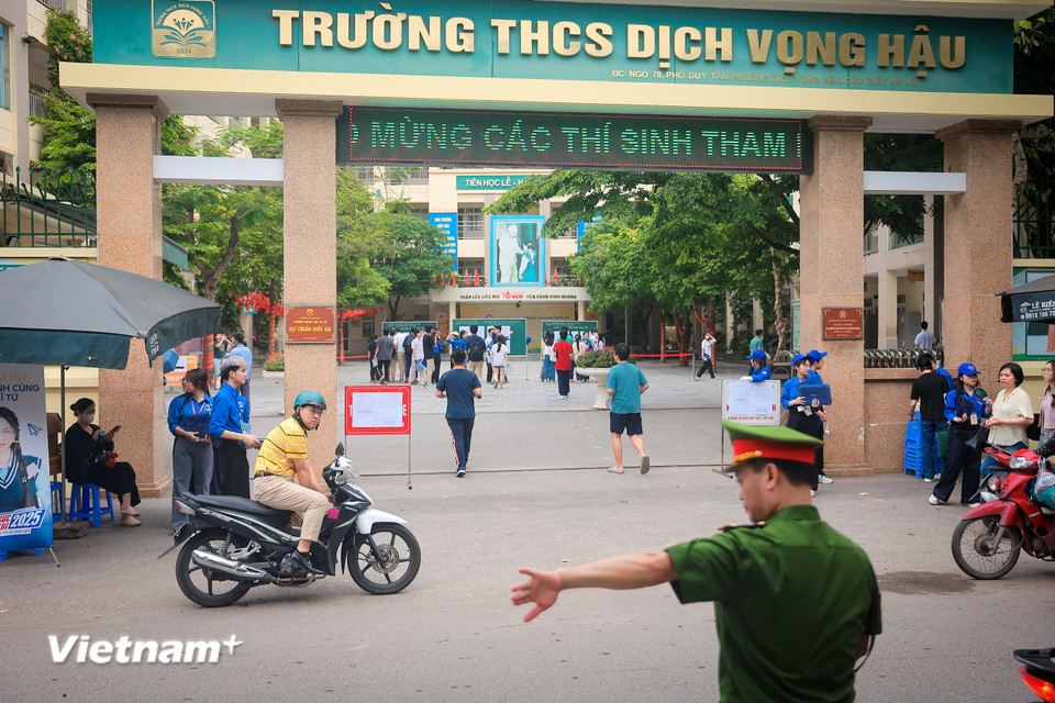 Ghi nhận của phóng viên, các thí sinh đến điểm thi khá sớm, chuẩn bị tâm thế sẵn sàng cho kỳ thi. (Ảnh: Hoài Nam/Vietnam+)