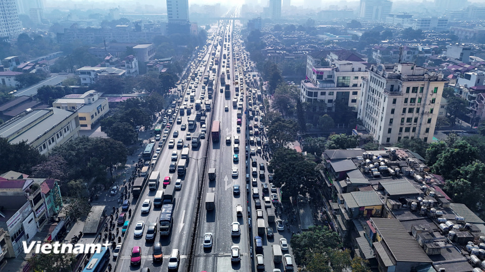 Những ngày cuối năm, nhu cầu đi lại của người dân tăng cao khiến giao thông trên địa bàn thành phố luôn đông đúc. Đây là nguyên nhân chính khiến nhiều tuyến đường ùn tắc ngay cả ngày và đêm. (Ảnh: Hoài Nam/Vietnam+)
