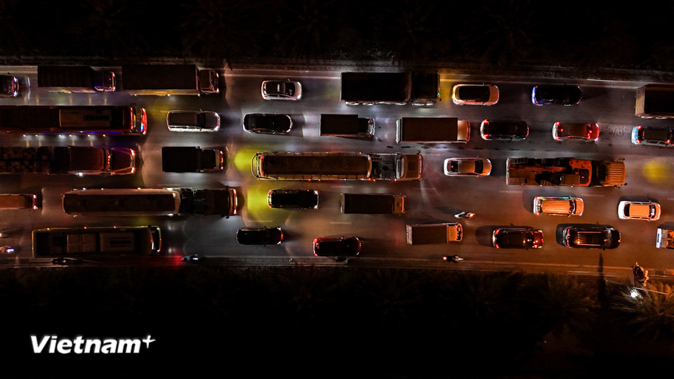 Các phương tiện chôn chân trên đường gần một giờ đồng hồ mới có thể di chuyển chậm chạp. (Ảnh: Hoài Nam/Vietnam+)