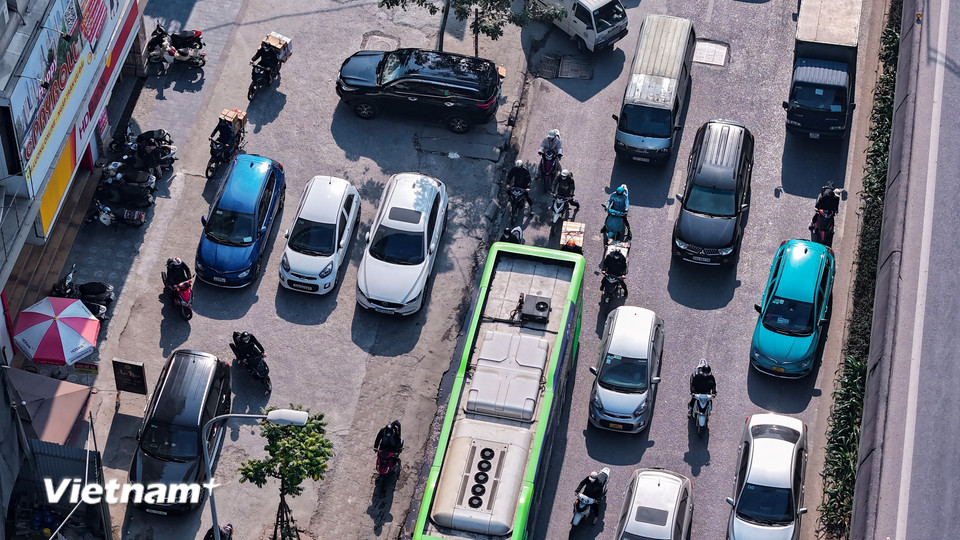 Tuy nhiên tại một số khu vực khi vắng bóng lực lượng chức năng, nhiều người dân bất chấp mức phạt nặng để leo lên vỉa hè hòng thoát điểm ùn tắc. (Ảnh: Hoài Nam/Vietnam+)