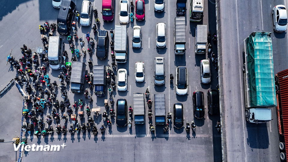 Mặc dù giao thông di chuyển khó khăn nhưng các phương tiện vẫn ngay ngắn xếp hàng chờ đèn xanh. (Ảnh: Hoài Nam/Vietnam+)