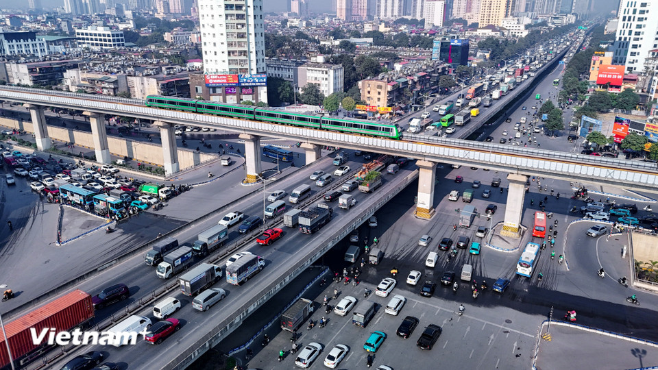 Tại nút giao thông 4 tầng hiện đại bậc nhất Thủ đô, ngã tư Nguyễn Trãi - Khuất Duy Tiến - Nguyễn Xiển (Thanh Xuân, Hà Nội) oằn mình gồng gánh lượng lớn phương tiện những ngày cuối năm. (Ảnh: Hoài Nam/Vietnam+)