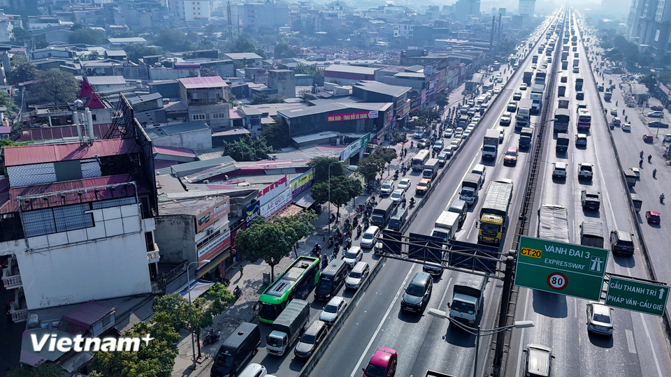 Đường Vành đai 3 luôn nhộn nhịp cả 2 chiều, hướng về nội đô và hướng đi cao tốc Pháp Vân-Cầu Giẽ. (Ảnh: Hoài Nam/Vietnam+)