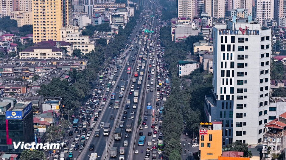 Theo ghi nhận của phóng viên trong khung giờ 9 giờ 30 đến 11 giờ 30 sáng 13/1, dòng phương tiện di chuyển khó khăn tại các tuyến đường huyết mạch như vành đai 3, Nguyễn Trãi, Ngã Tư Sở. (Ảnh: Hoài Nam/Vietnam+)