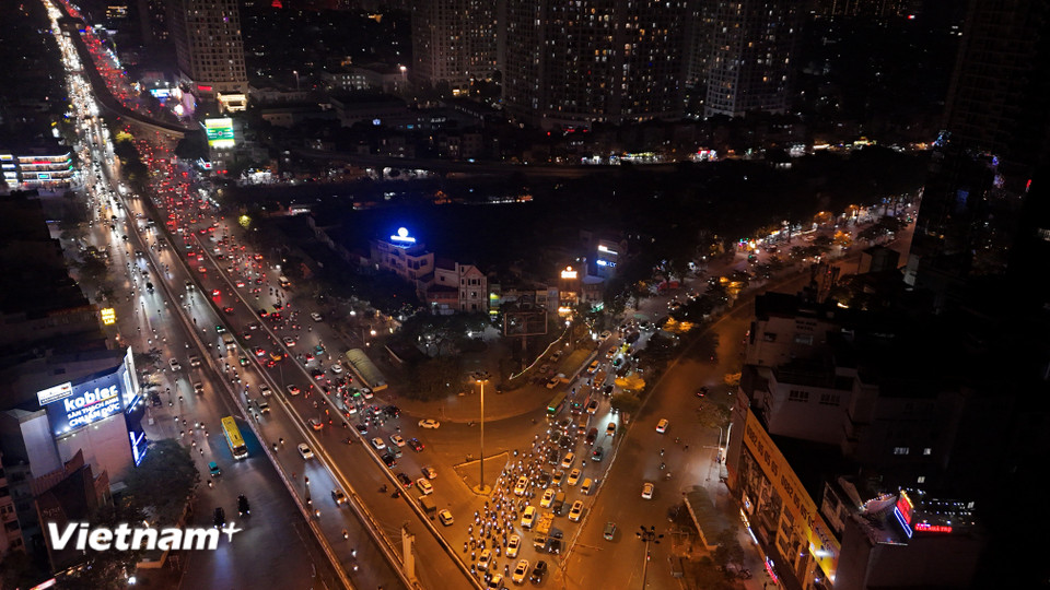 Khu vực Ngã Tư Sở thời điểm 20 giờ 15 phút ngày 13/1. (Ảnh: Hoài Nam/Vietnam+)