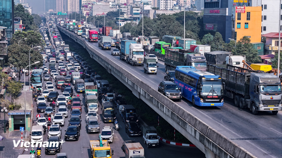 Đường Vành đai 3 ùn tắc cả phía trên và dưới. (Ảnh: Hoài Nam/Vietnam+)