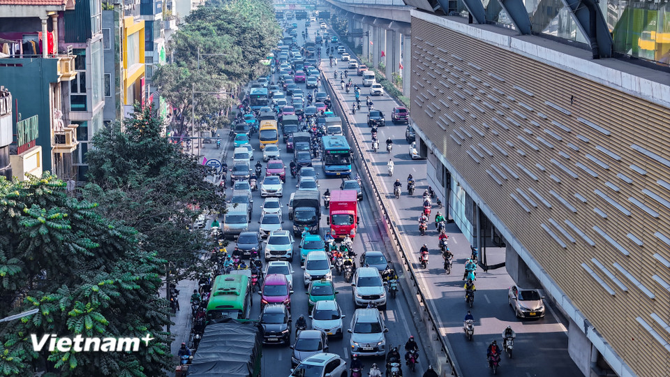 Đường Nguyễn Trãi hàng dài phương tiện nối đuôi nhau tại khu vực ga Vành đai 3 vào thời điểm 10 giờ sáng. (Ảnh: Hoài Nam/Vietnam+)