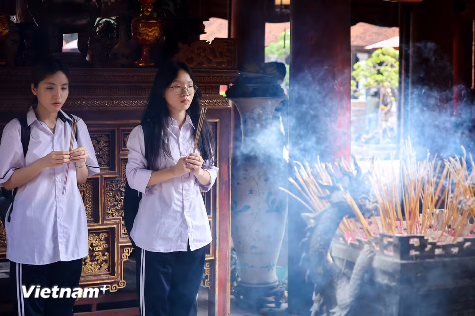 Nhiều thí sinh đến dâng hương cũng chia sẻ rằng mặc dù đã chuẩn bị và ôn kỹ nhưng vẫn cảm thấy hồi hộp. Để bớt lo lắng, hồi hộp nên thí sinh lựa chọn đến Văn Miếu Quốc Tử Giám cầu may mắn và trí tuệ, tự tin bước qua kỳ thi. (Ảnh: Hoài Nam/Vietnam+)