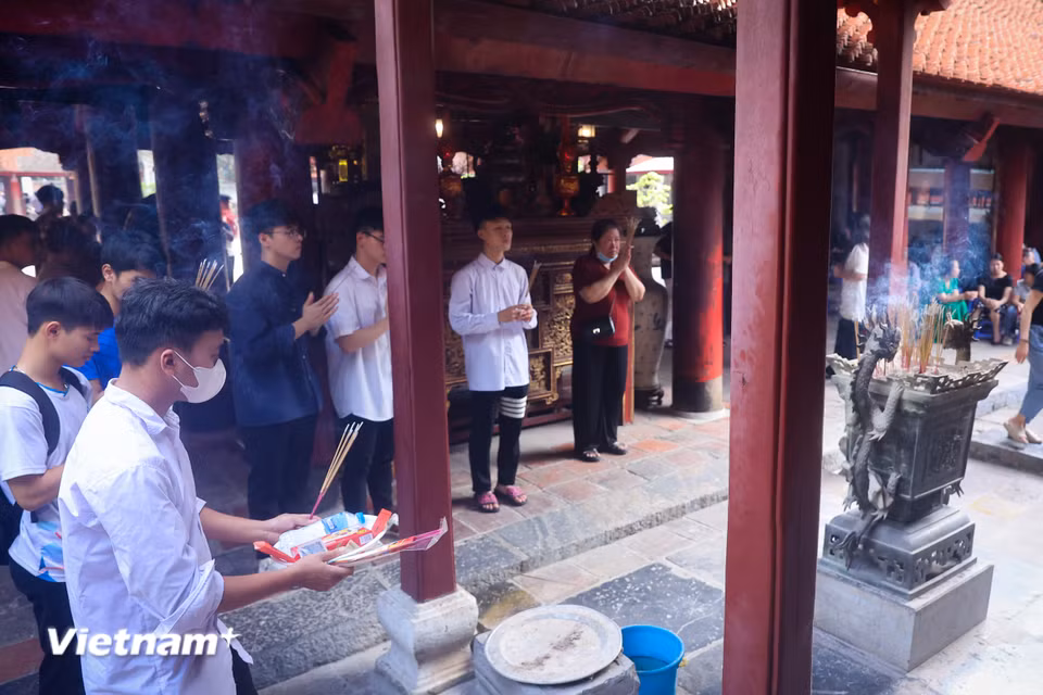 Sỹ tử dâng hương trước điện Đại Thành. (Ảnh: Hoài Nam/Vietnam+)