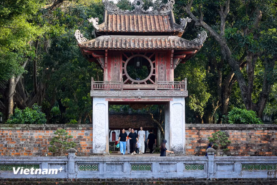 Kỳ thi tốt nghiệp Tung học Phổ thông năm 2025 diễn ra từ ngày 25-27/6 với gần 1,17 triệu thí sinh trên cả nước đăng ký. Trong đó, ngày 25/6 các sĩ tử sẽ làm thủ tục dự thi, ngày 26-27/6 các thí sinh sẽ lần làm các Toán, Ngữ văn và 2 môn tự chọn. (Ảnh: Hoài Nam/Vietnam+)