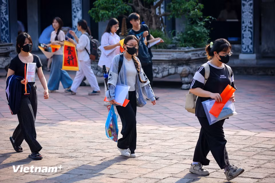 Cũng giống Linh, nhiều sỹ tử từ khắp nơi đã tới Văn Miếu trong những ngày kỳ thi tốt nghiệp Trung học Phổ thông năm 2025 đã cận kề. (Ảnh: Hoài Nam/Vietnam+)