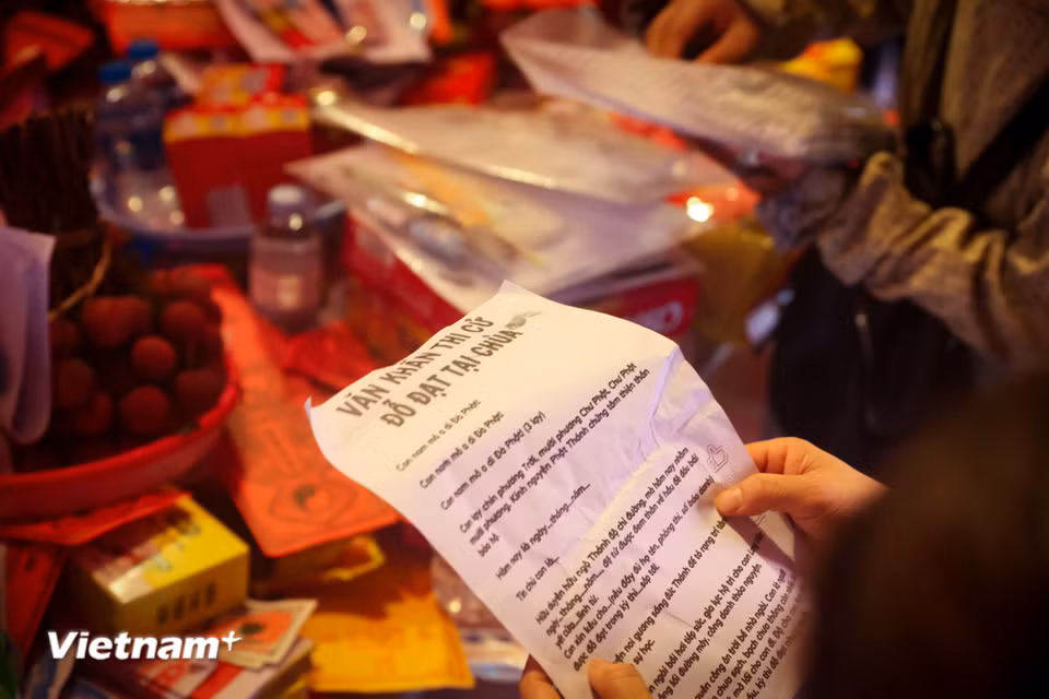 Cùng những lời cầu khấn thành tâm trước kỳ thi quan trọng sau 12 năm đèn sách. (Ảnh: Hoài Nam/Vietnam+)