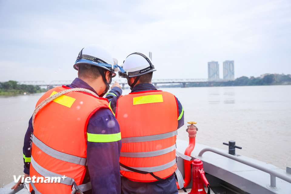 Tổ công tác kiểm tra dọc các tuyến sông Hồng, nắm bắt địa bàn để sẵn sàng ứng phó trước các tình huống. (Ảnh: Hoài Nam/Vietnam+)