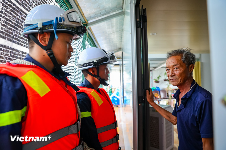 Gia đình ông Nguyễn Văn Phúc bám sông Hồng đã gần 1 thế kỷ, chứng kiến nhiều cảnh mưa bão trước đây nên không khỏi lo lắng trước cơn bão đang được dự báo là mạnh và phức tạp. (Ảnh: Hoài Nam/Vietnam+)