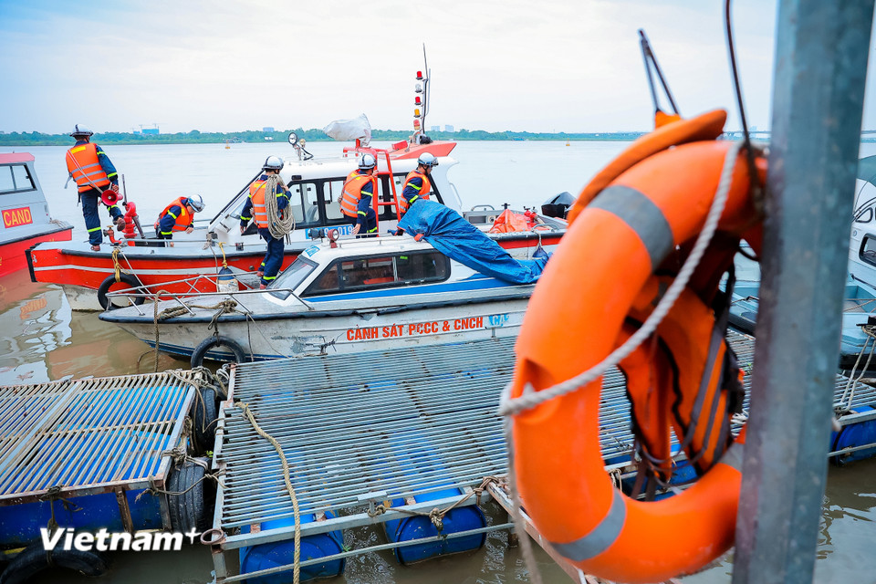 Trước dự báo về cơn bão số 3 (WIPHA) có diễn biến phức tạp và cường độ mạnh, Phòng Cảnh sát Phòng cháy chữa cháy và cứu nạn cứu hộ (Công an thành phố Hà Nội) đã tiến hành kiểm tra dọc tuyến sông Hồng đoạn từ cầu Vĩnh Tuy đến cầu Nhật Tân. (Ảnh: Hoài Nam/Vietnam+)