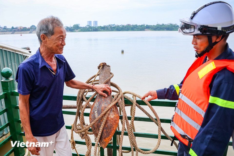Lực lượng chức năng cũng đã kiểm tra an toàn, đôn đốc hướng dẫn người dân các biện pháp sẵn sàng ứng phó với thiên tai, không để bị động. (Ảnh: Hoài Nam/Vietnam+)