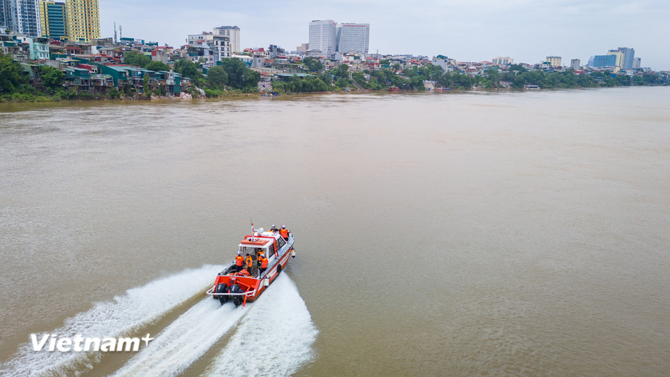 Trước đó, Ủy ban Nhân dân phường Hồng Hà cùng lực lượng cứu hộ đã kiểm tra cũng đã chủ động kích hoạt phương án phòng, chống thiên tai, phân công lực lượng trực 24/24, tăng cường kiểm tra tại các điểm xung yếu để không bị động trước tình huống bão đổ bộ. (Ảnh: Hoài Nam/Vietnam+)