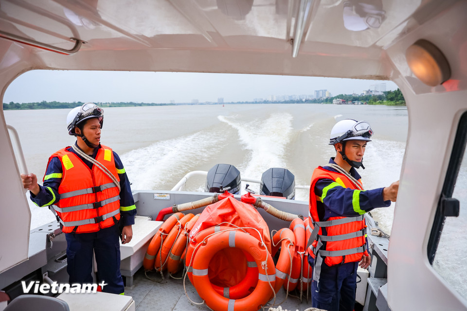 Tổ công tác kiểm tra dọc các tuyến sông Hồng, nắm bắt địa bàn để sẵn sàng ứng phó trước các tình huống. (Ảnh: Hoài Nam/Vietnam+)