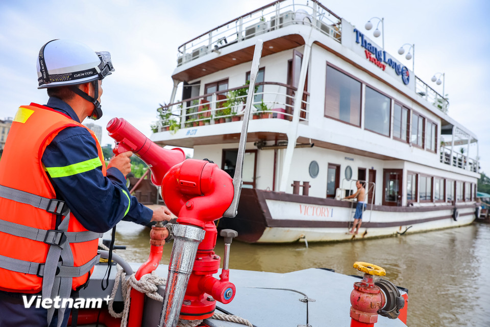 Tổ công tác kiểm tra các bến khách, nhà nổi, phương tiện thủy nội địa, công trình ven sông và những khu vực tiềm ẩn nguy cơ mất an toàn khi mưa bão xảy ra. (Ảnh: Hoài Nam/Vietnam+)