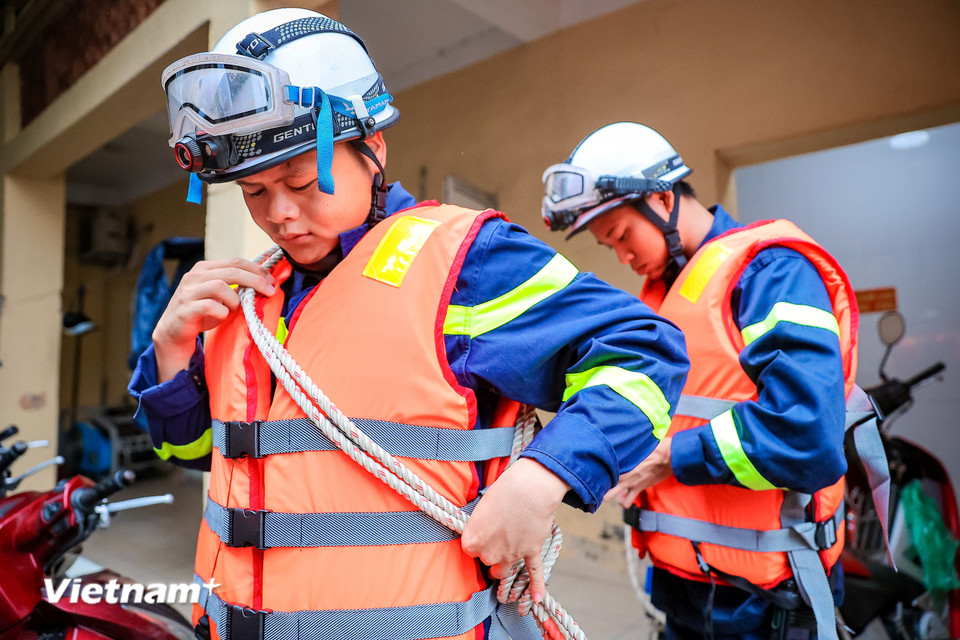 Bên cạnh đó, Đội cứu hộ trên sông cũng chuẩn bị sẵn sàng các phương án, trang thiết bị để ứng trực các tình huống xấu có thể xảy ra khi bão ảnh hưởng tới đất liền. (Ảnh: Hoài Nam/Vietnam+)