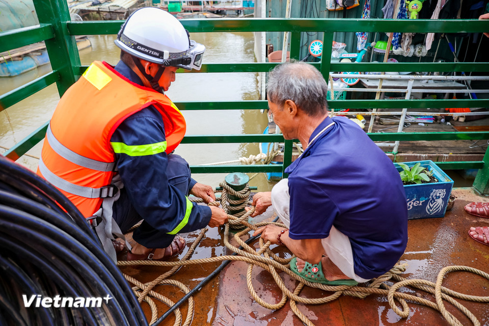 Cùng với đó hỗ trợ người dân neo đậu thuyền, nhà nổi chắc chắn để sẵn sàng 'đón bão.' (Ảnh: Hoài Nam/Vietnam+)