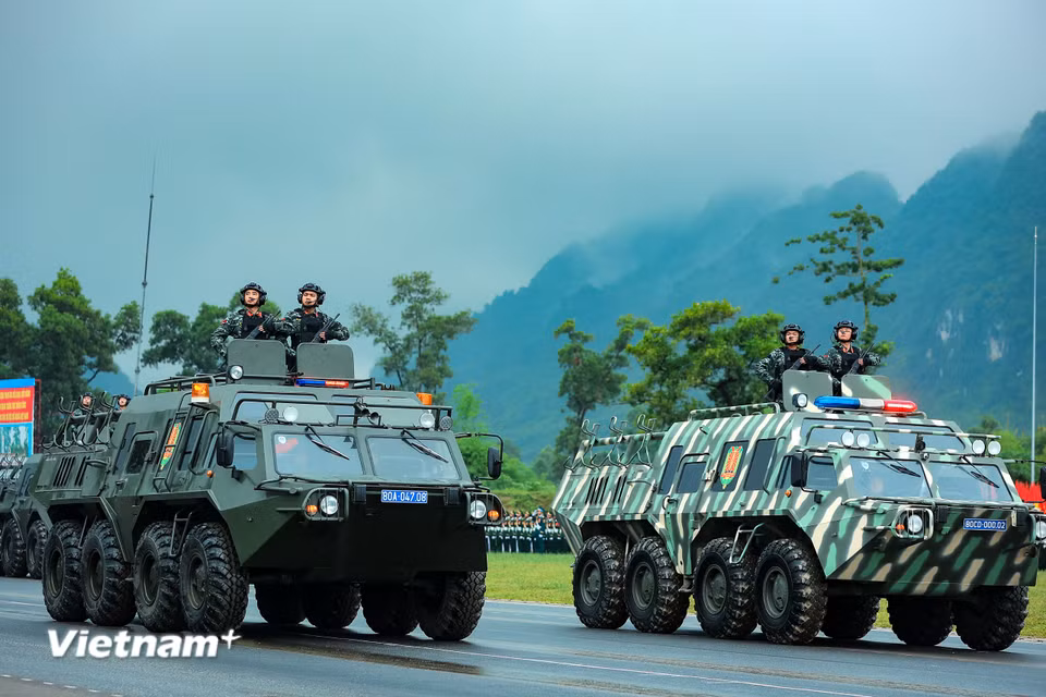 Các khí tài hiện đại tham gia hợp luyện. (Ảnh: Hoài Nam/Vietnam+)