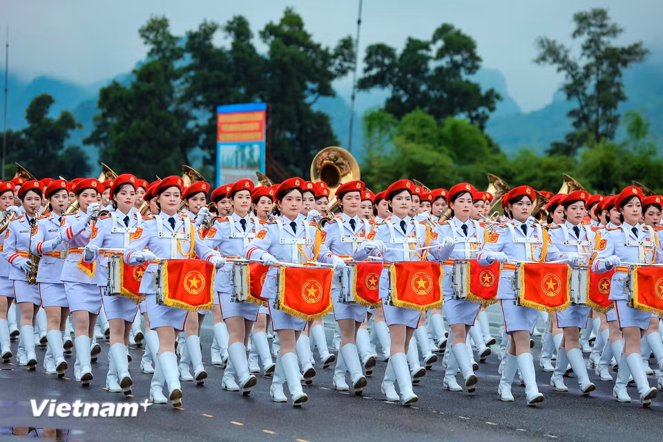 Cán bộ, chiến sỹ khắc phục khó khăn về thời tiết khắc nghiệt và cường độ huấn luyện cao. (Ảnh: Hoài Nam/Vietnam+)