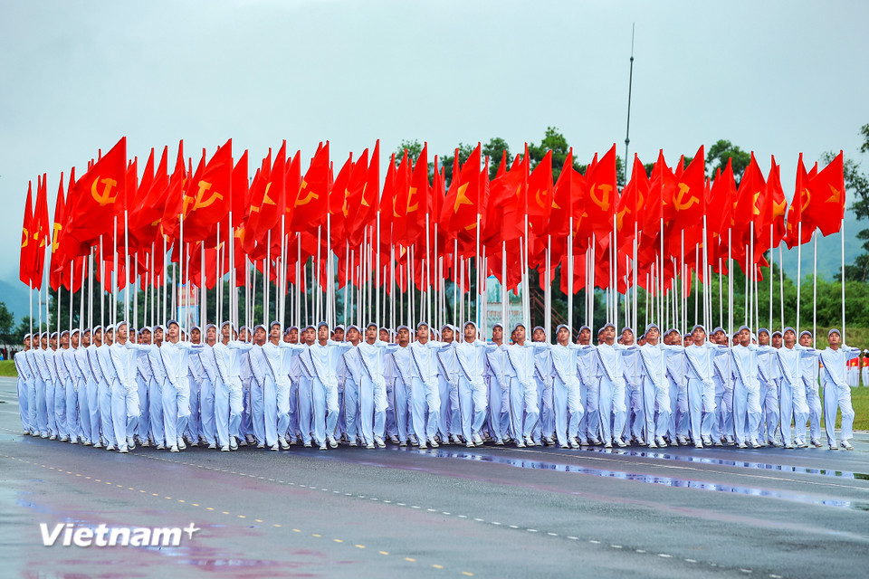 Nội dung diễu binh, diễu hành có sự tham gia của gần 16.000 cán bộ, chiến sỹ của các đơn vị Quân đội, Công an cùng hệ thống xe pháo, khí tài quân sự và phương tiện đặc chủng hiện đại. (Ảnh: Hoài Nam/Vietnam+)